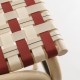 Détail de l'assise tressée et sanglée en coloris rouge brique et beige écaille du tabouret de bar en rotin design VIRAGE