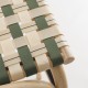 Détail de l'assise tressée et sanglée en coloris vert kaki et beige écaille du tabouret de bar en rotin design VIRAGE
