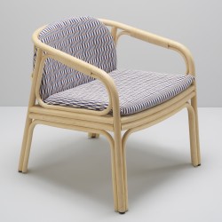 Fauteuil en rotin design HUBLOT et coussin bleu Marquetry de Sunbrella